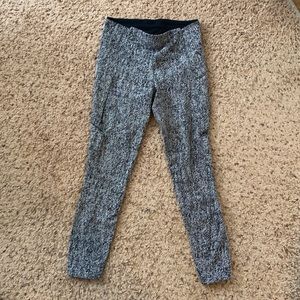 Lululemon leggings size 6 with zipper pocket